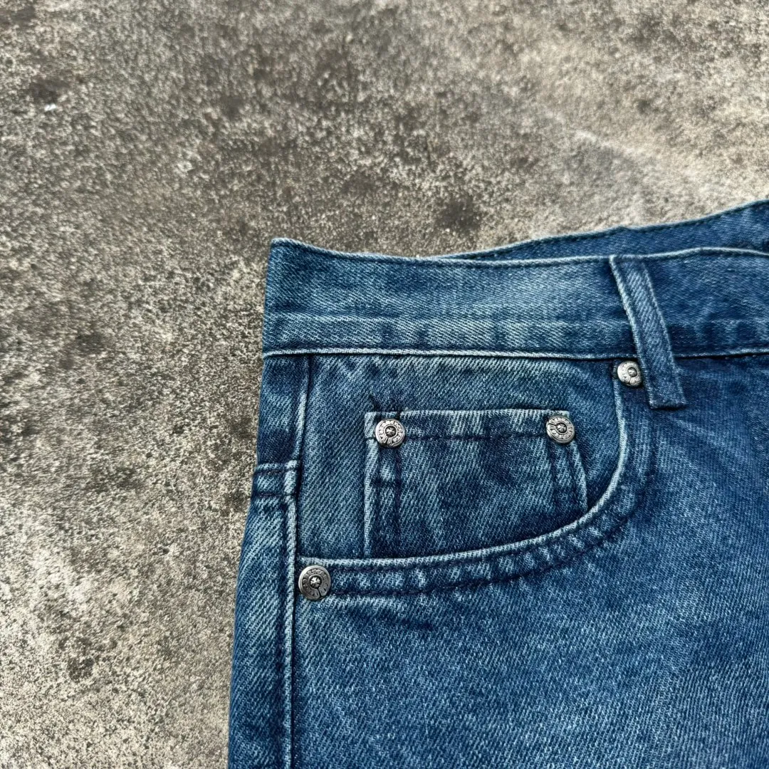 P260 model number: H638 Chrome Hearts CH Chrome Hearts 24SS vip custom-made double-knee leather flame high street cross jeans. Original purchased and patterned to truly restore the ultimate vintage texture. Special Italian cowhide print and then cut. Customized sheepskin three-layer thick line leather. The whole body is spliced in heavy water washing process. The craftsman hand-splashes ink. You can see the details. Three-dimensional cutting version. Loose and comfortable, not picky on the figure. Shows height and slimness. Seiko factory. Original factory quality control. Same style for men and women. Can be matched with couples. Versatile recommendation. Must-have jeans for all seasons. Color: blue. Size: 28, 30, 32, 34, 36 (S-xxl)